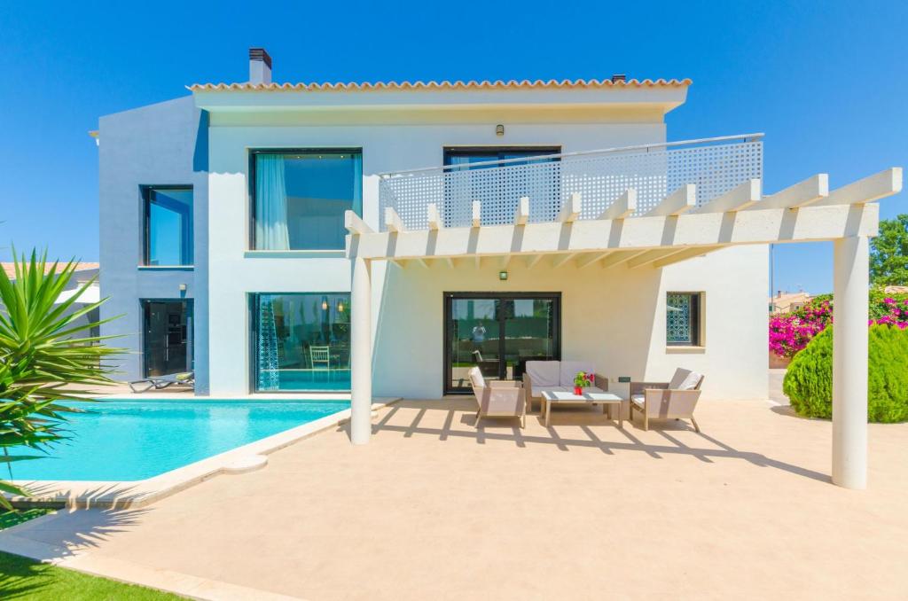 The swimming pool at or close to La Primera