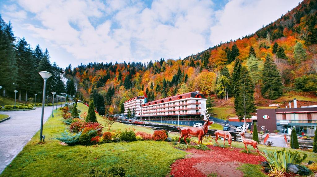 un modelo de hotel con caballos a un lado de la carretera en Sairme Hotels & Resorts, en Sairme