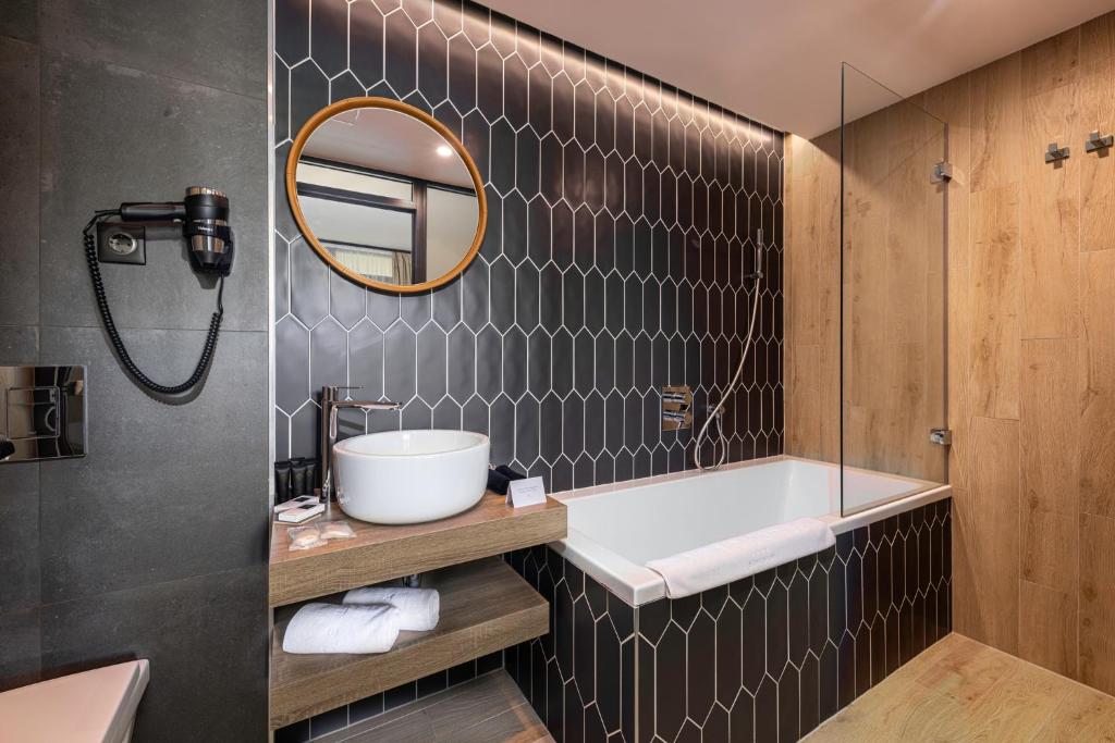 Koupelna v ubytování Avar Hotel