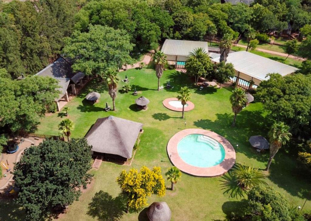 eine Luftansicht auf einen Garten mit einem Pool in der Unterkunft Olifants River Lodge by Dream Resorts in Middelburg