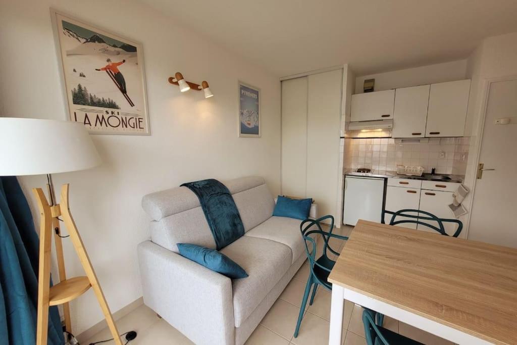 un salon avec un canapé et une table dans l'établissement Au cœur de la station, au pied des pistes, parking, à Bagnères-de-Bigorre