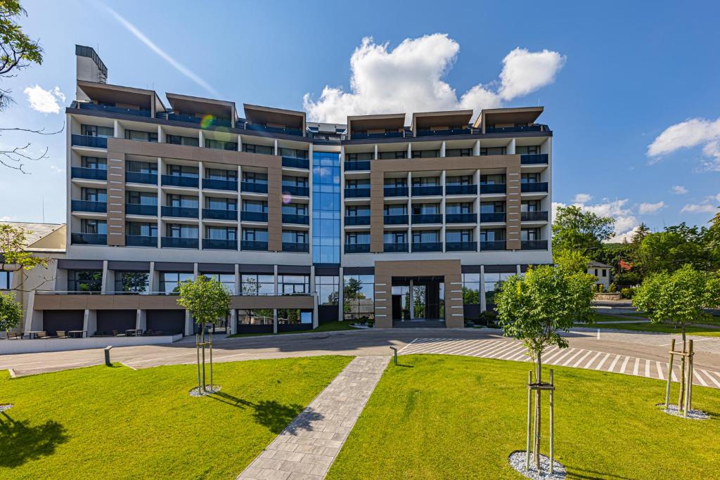 un gran edificio con un parque enfrente en Avar Hotel, en Mátrafüred