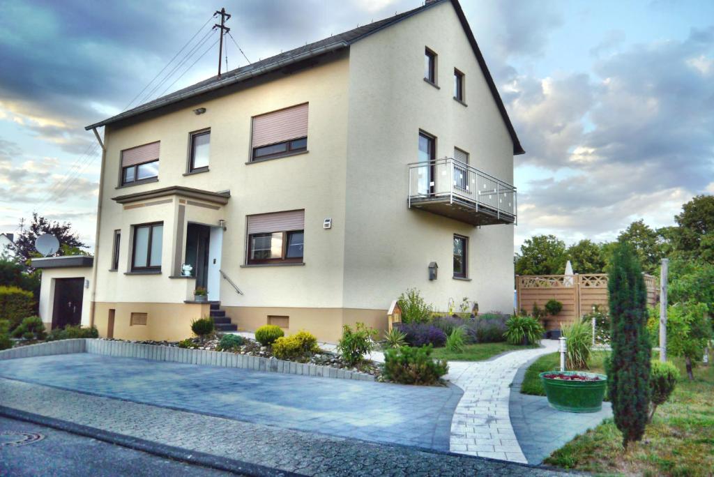 une maison avec une piscine en face de celle-ci dans l'établissement Rhein - Mosel Quartier 4, à Boppard