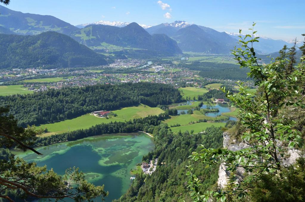 Blick auf ein Tal mit Seen und Bergen in der Unterkunft Sieglhof in Breitenbach am Inn