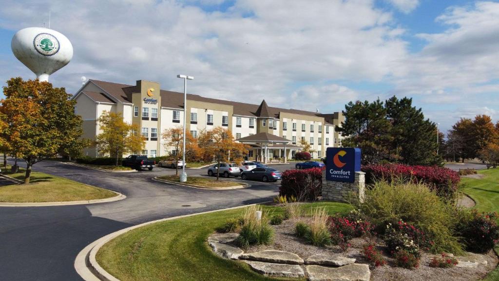 a hotel with a large building and a water balloon at Comfort Inn & Suites Geneva- West Chicago in Geneva