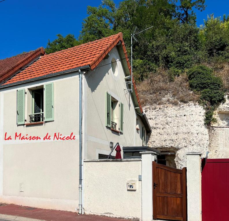 a small white house with a red roof at La Maison de Nicole in Mousseaux-sur-Seine