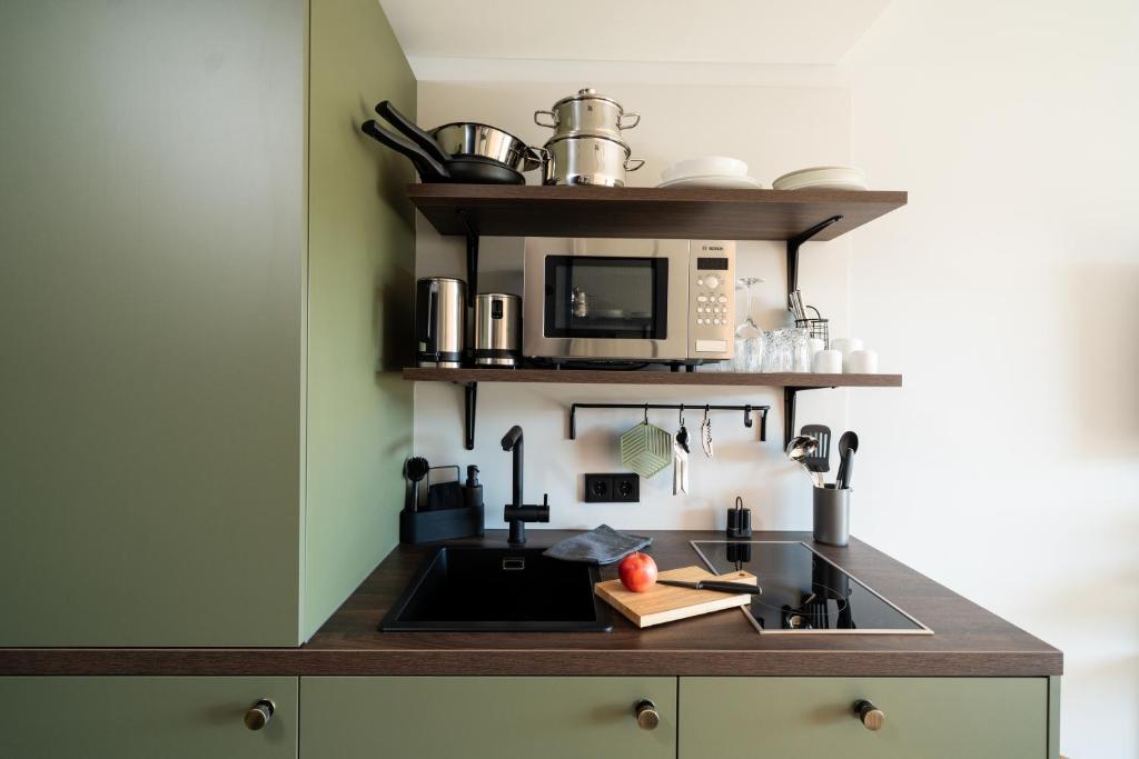 Kuchyň nebo kuchyňský kout v ubytování Black F Tower - Serviced Apartments