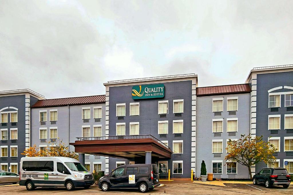Un hotel con coches aparcados delante. en Quality Inn &amp; Suites CVG Airport, en Erlanger