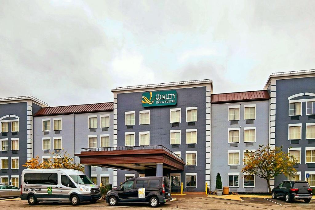 厄蘭格的住宿－Quality Inn & Suites CVG Airport，门前有车辆停放的酒店