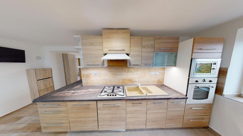 Kuchyň nebo kuchyňský kout v ubytování Apartmány U Mirase