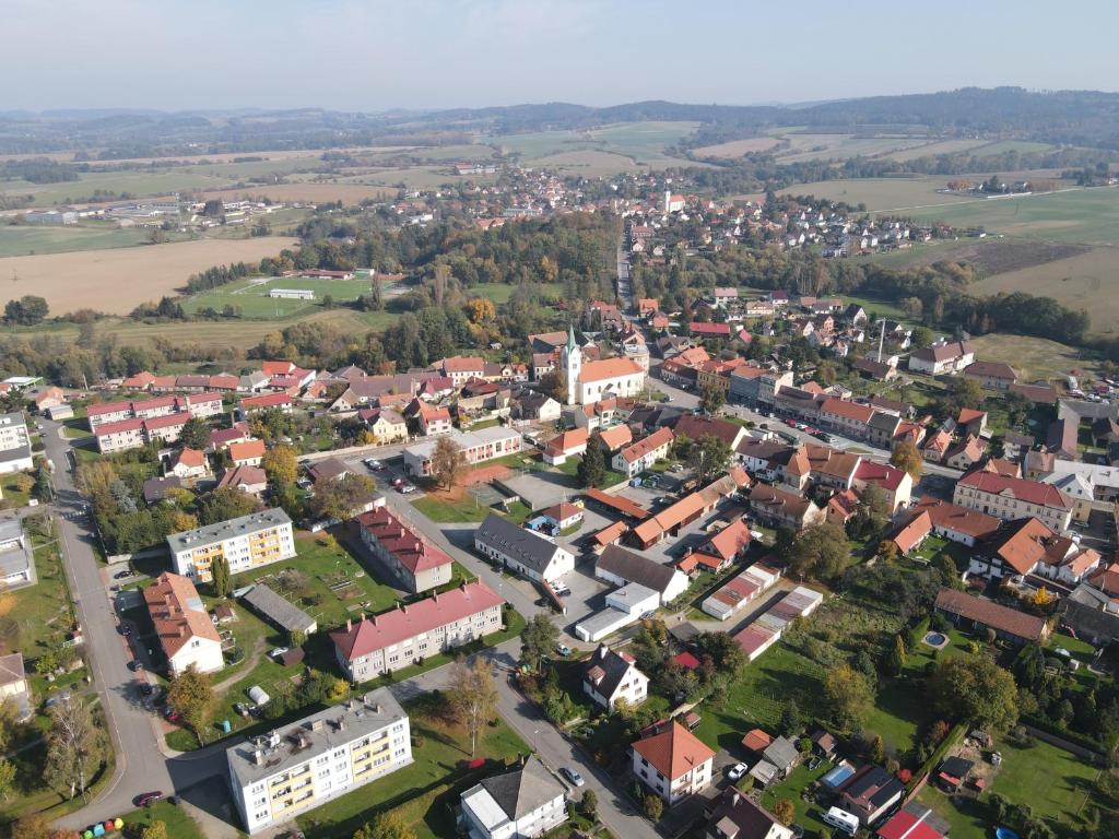 Nespecifikovaný výhled na destinaci Sedlec nebo výhled na město při pohledu z apartmánu