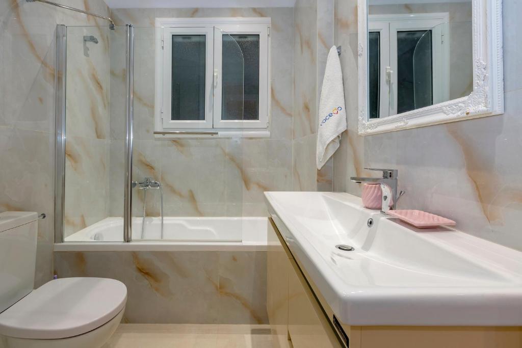 łazienka z umywalką, toaletą i prysznicem w obiekcie The Bright Suite w Korfu