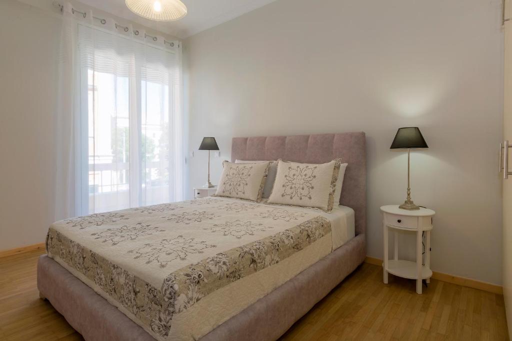 sypialnia z dużym łóżkiem i oknem w obiekcie The Bright Suite w Korfu