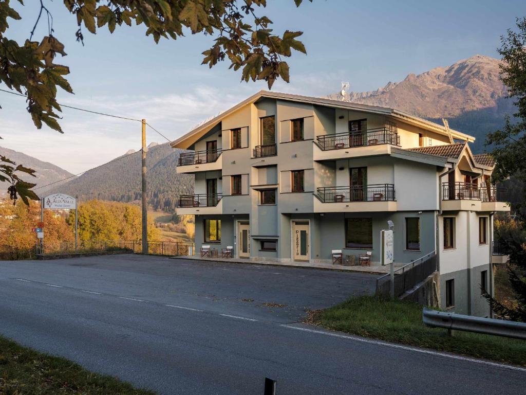 Nespecifikovaný výhled na hory nebo výhled na hory při pohledu z hotelu