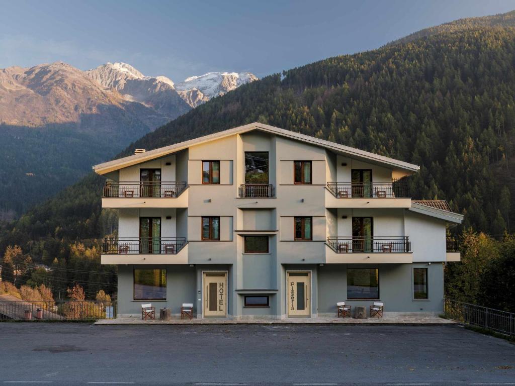 Nespecifikovaný výhled na hory nebo výhled na hory při pohledu z hotelu