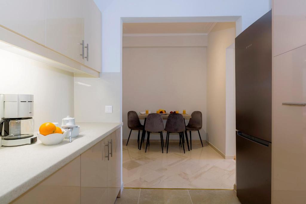 Kuchnia lub aneks kuchenny w obiekcie The Bright Suite