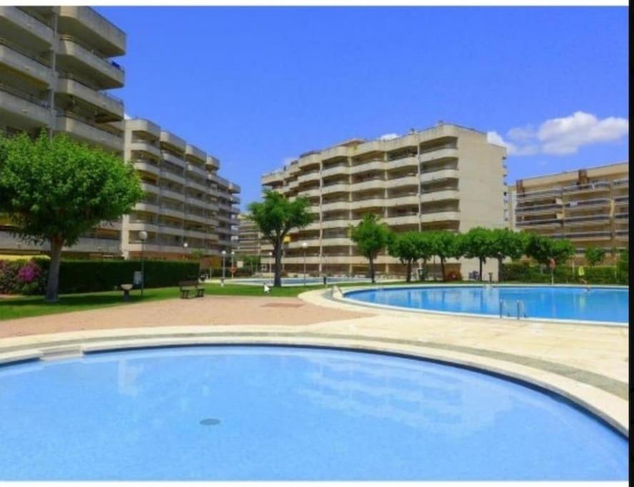 Bazén v ubytovaní Apartamento en Salou con 3 piscinas junto a Port Aventura alebo v jeho blízkosti