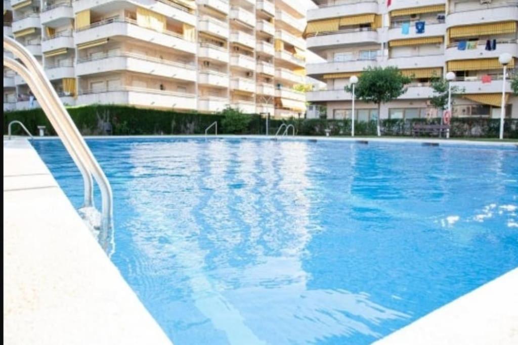 Bazén v ubytovaní Apartamento en Salou con 3 piscinas junto a Port Aventura alebo v jeho blízkosti