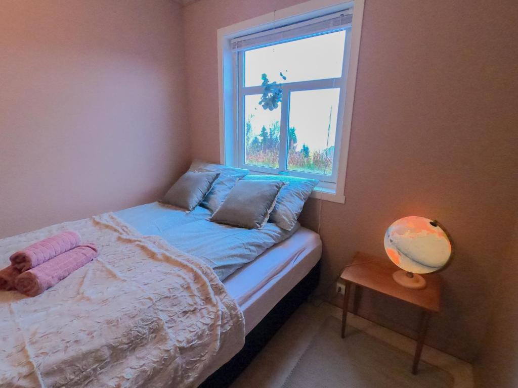 Tempat tidur dalam kamar di 1st floor in the Lyngen Alps, whole house rentable