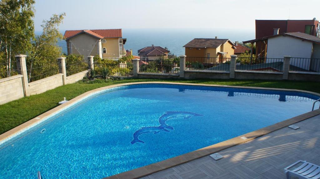 una piscina con un delfín pintado en ella en Summer Breeze Villa, en Balchik