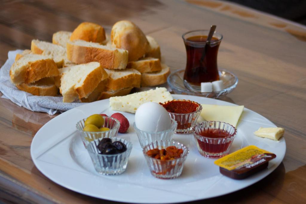 um prato de comida com pão e ovos numa mesa em Karhal Hotel em Edirne