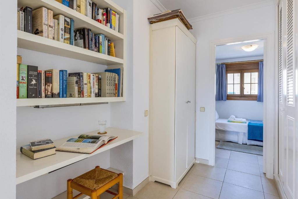 Knihovna v apartmánu