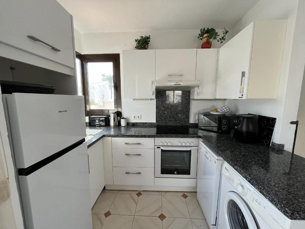 Kuchyňa alebo kuchynka v ubytovaní Estepona - Playa - 1 dormitorio con terraza solárium y vistas Pa4