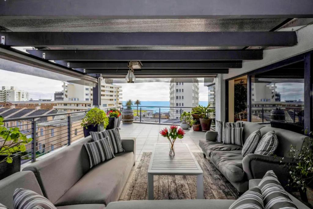 Setusvæði á Bright and Stylish Beachfront Apartment