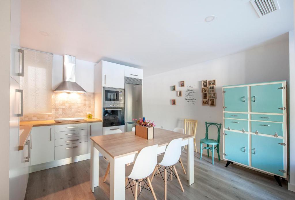 Kuchyň nebo kuchyňský kout v ubytování Casa Valentina: Confort y Luz en Sevilla Centro