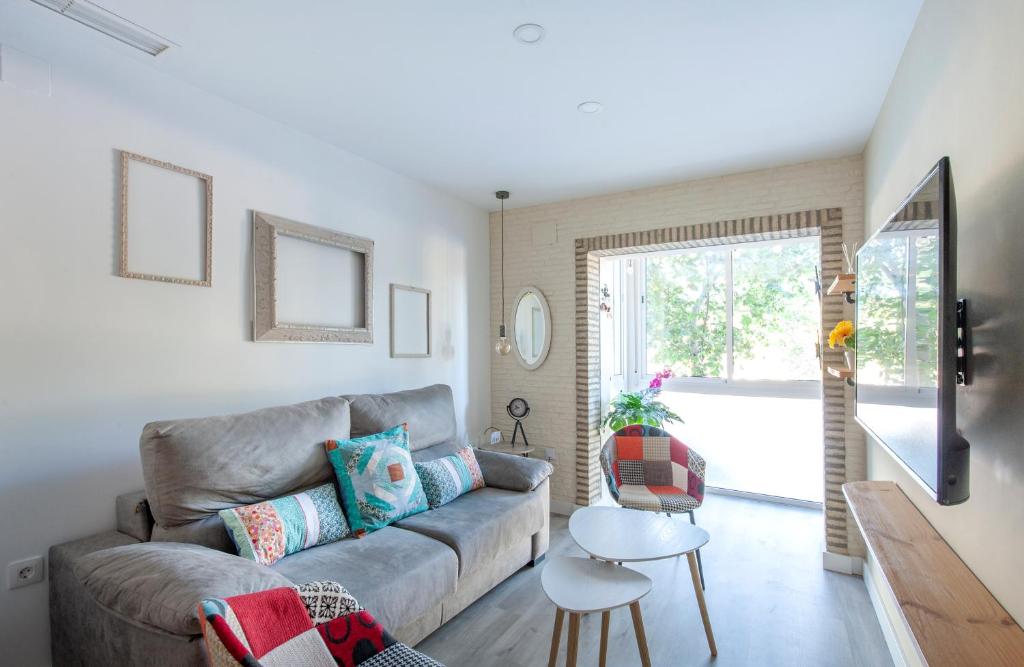 TV a/nebo společenská místnost v ubytování Casa Valentina: Confort y Luz en Sevilla Centro