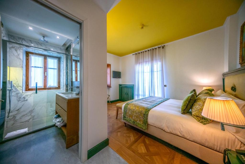 Postel nebo postele na pokoji v ubytování Ambra Cortina Luxury&Fashion Hotel
