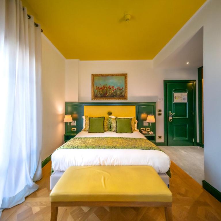 Postel nebo postele na pokoji v ubytování Ambra Cortina Luxury&Fashion Hotel