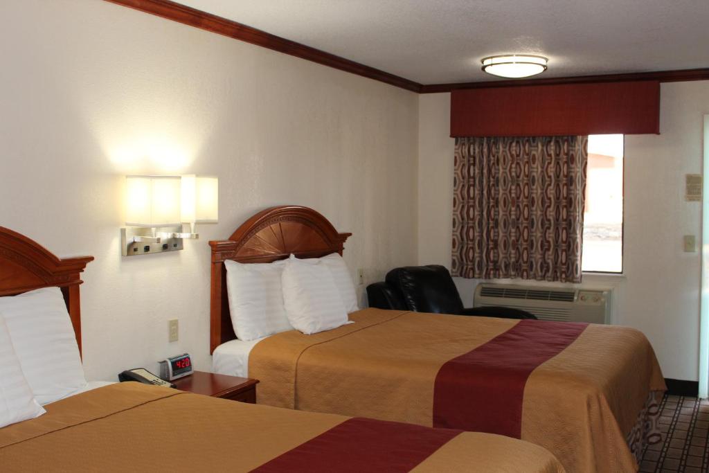 Sanger Inn - Queen Room With Two Queen Beds - Non-Smoking