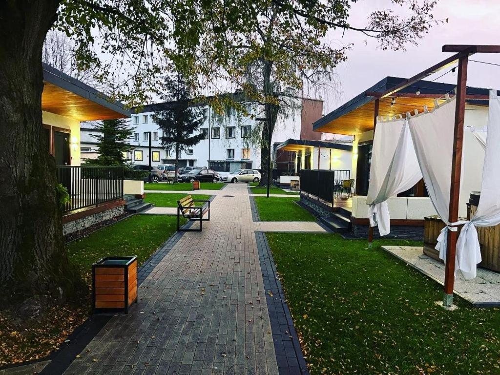 Zahrada ubytování WRZOS resort & wellness **** DOMKI CAŁOROCZNE
