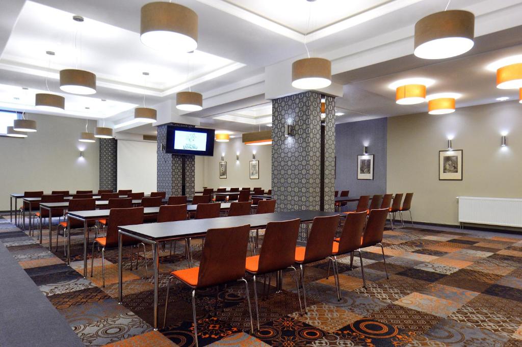 Televízia a/alebo spoločenská miestnosť v ubytovaní Hotel Spa Laskowo