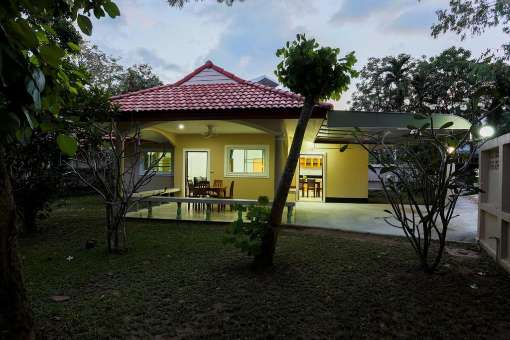 Lovely house with access to large swimming pool and near Chalong Pier - Housity