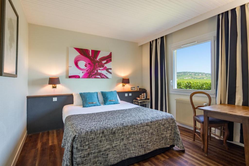 Postel nebo postele na pokoji v ubytování Kyriad Prestige Beaune le Panorama