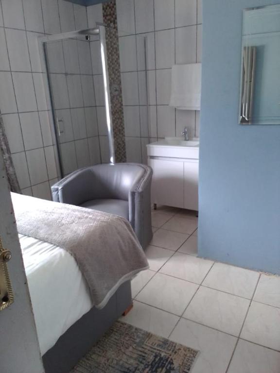 Rúm í herbergi á PS GOOD TIME GUEST HOUSE 53 ALDRED STREET FREEMANVILLE KLERKSDORP