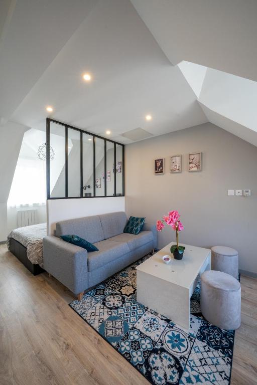 un salon avec un canapé et une table dans l'établissement la merveille de Rochebonne 3, à Saint-Malo