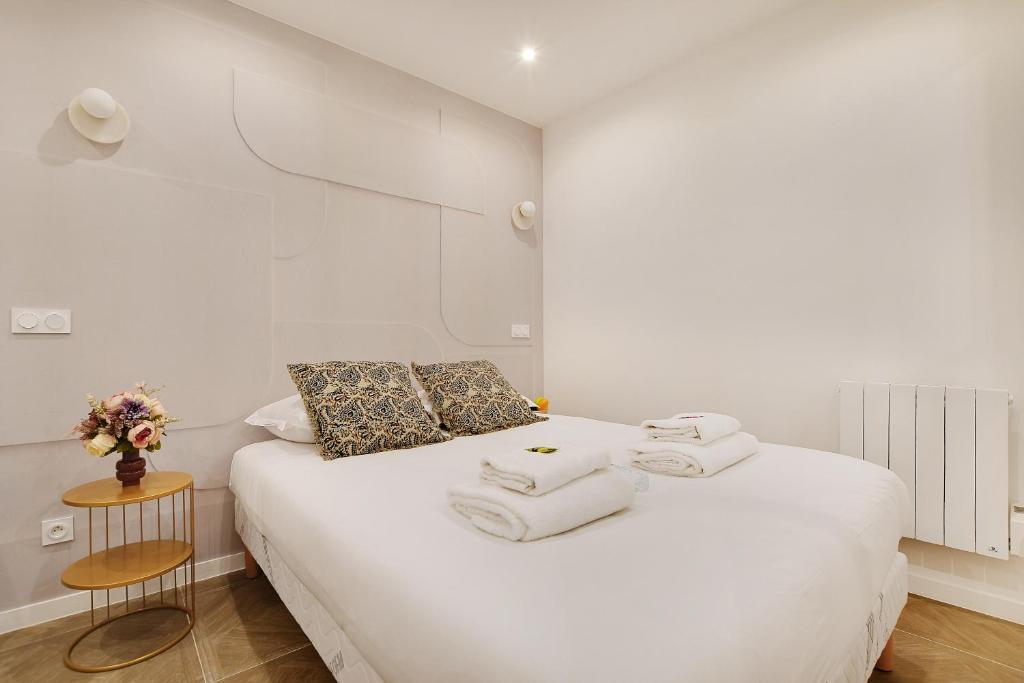 Tempat tidur dalam kamar di Superbe studio- 5P- Bonne Nouvelle/ Gare de L&#39;est - D