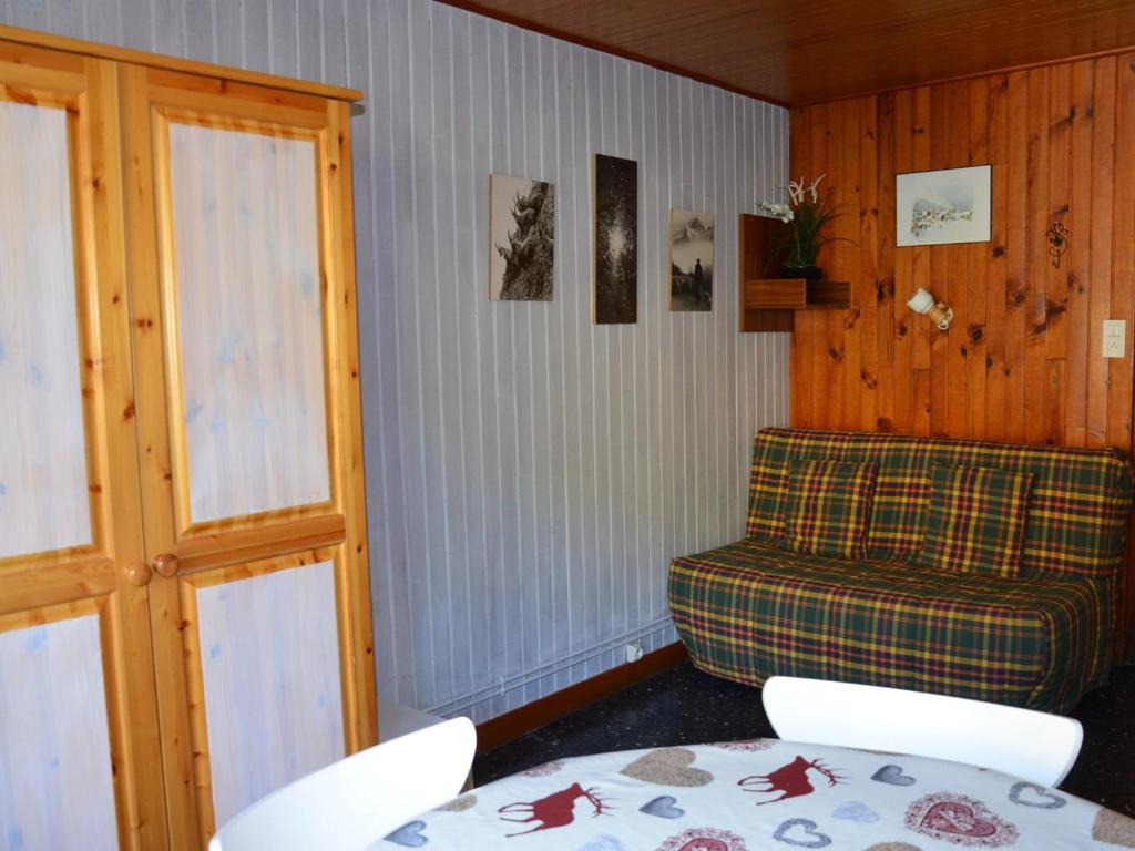 a living room with a table and a chair at Studio Valloire, 1 pièce, 4 personnes - FR-1-263-273 in Valloire
