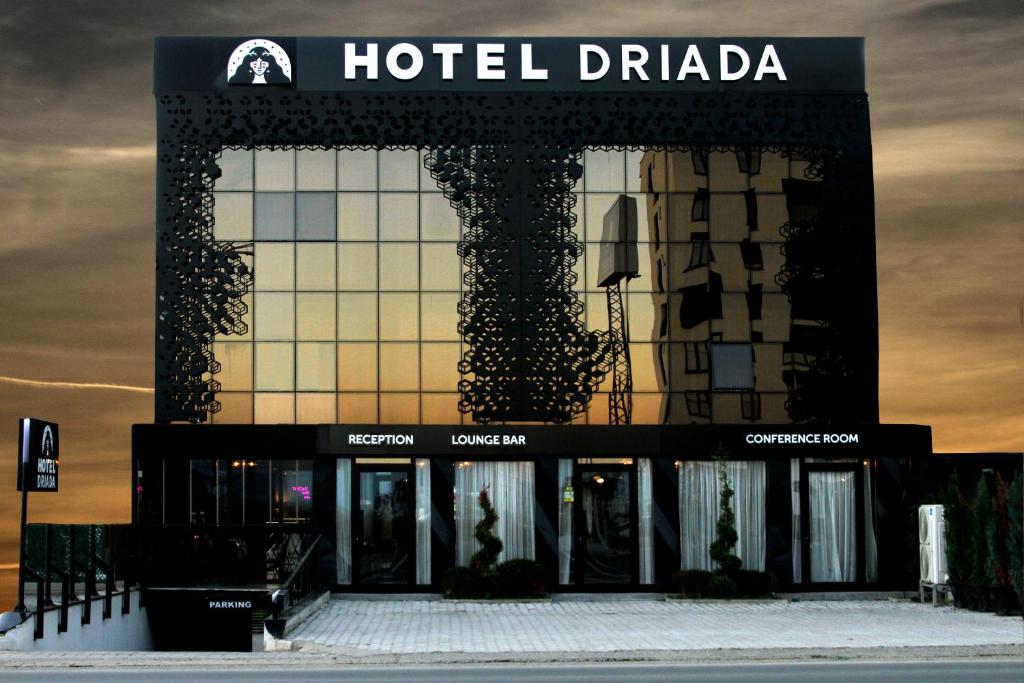 ein Gebäude mit einem Hoteliidaida-Schild auf der Seite in der Unterkunft Hotel Driada in Gjakove