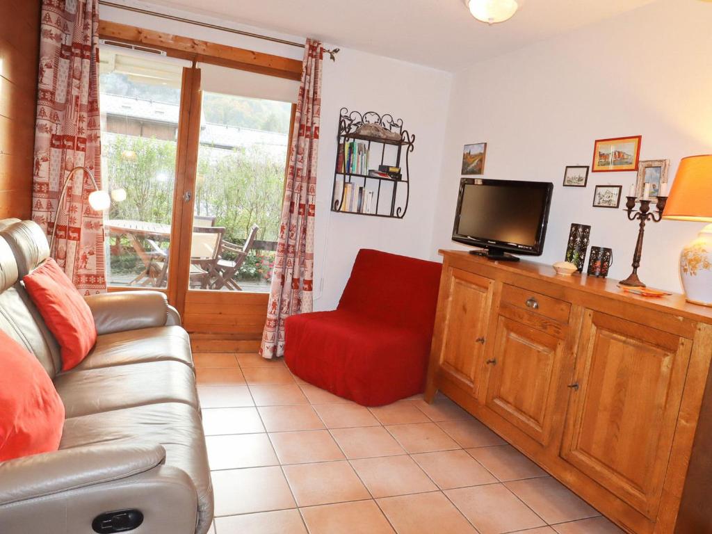 a living room with a couch and a television at Appartement Samoëns, 3 pièces, 4 personnes - FR-1-624-63 in Samoëns