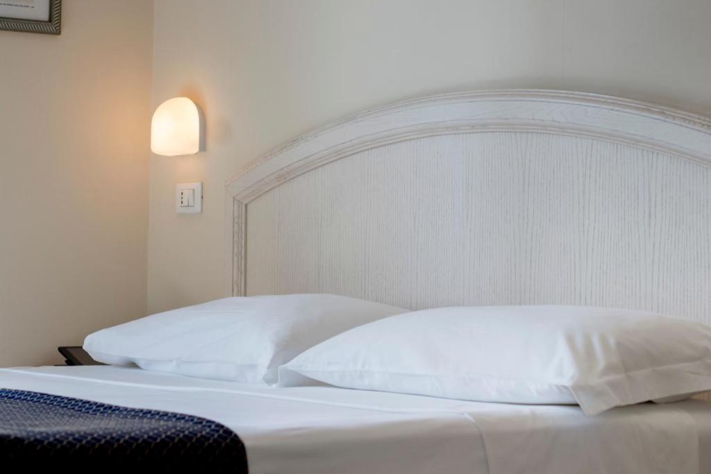 Postel nebo postele na pokoji v ubytování Hotel Villa Mare