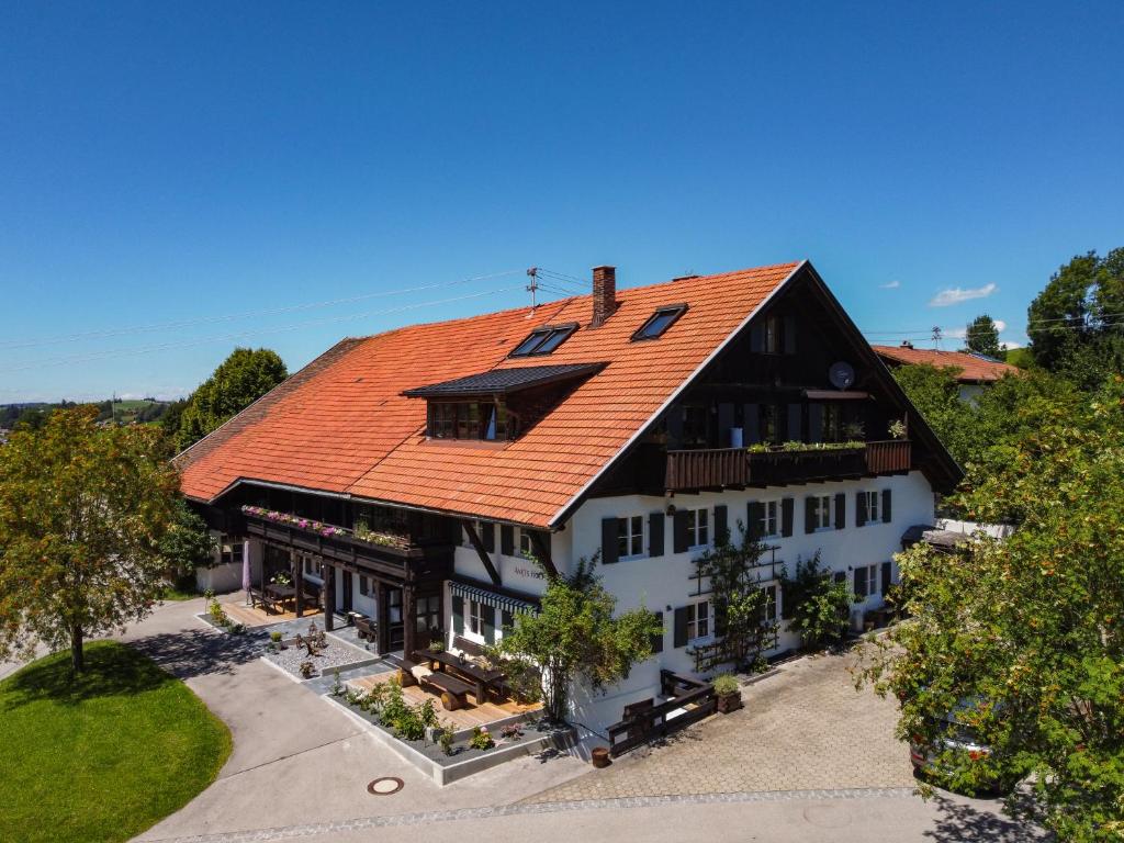 una vista aérea de una casa con techo naranja en Exklusives und Modernes Bauernhaus, en Nesselwang