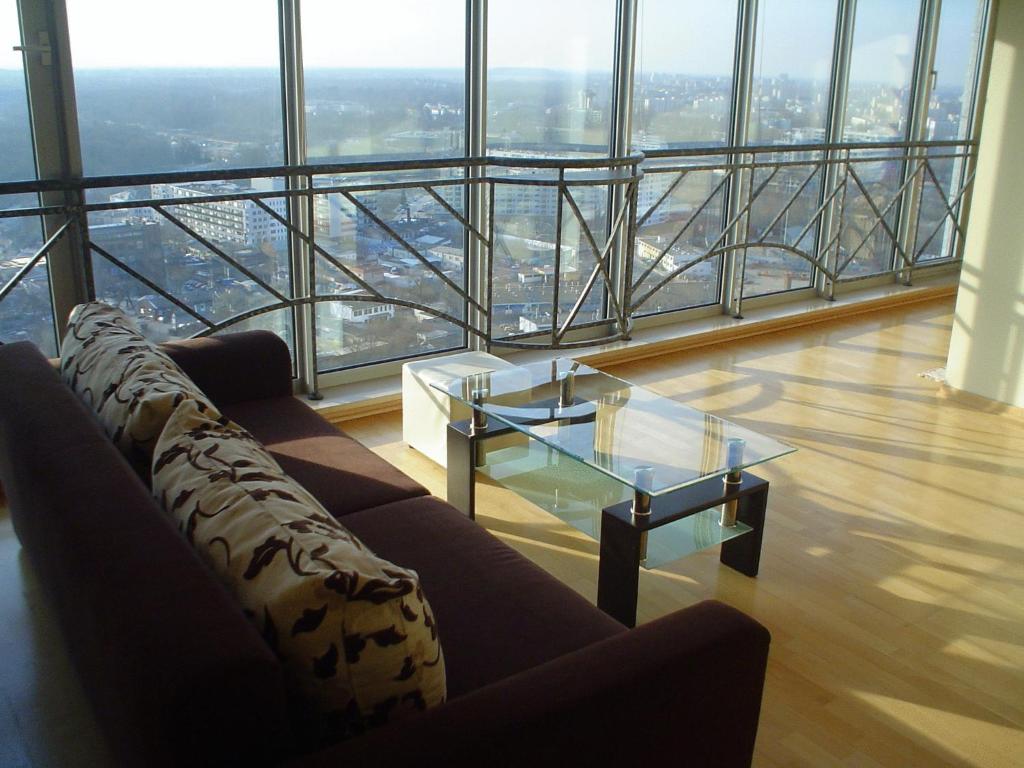 salon z kanapą i szklanym stołem w obiekcie Warsaw Apartments Werset w Warszawie