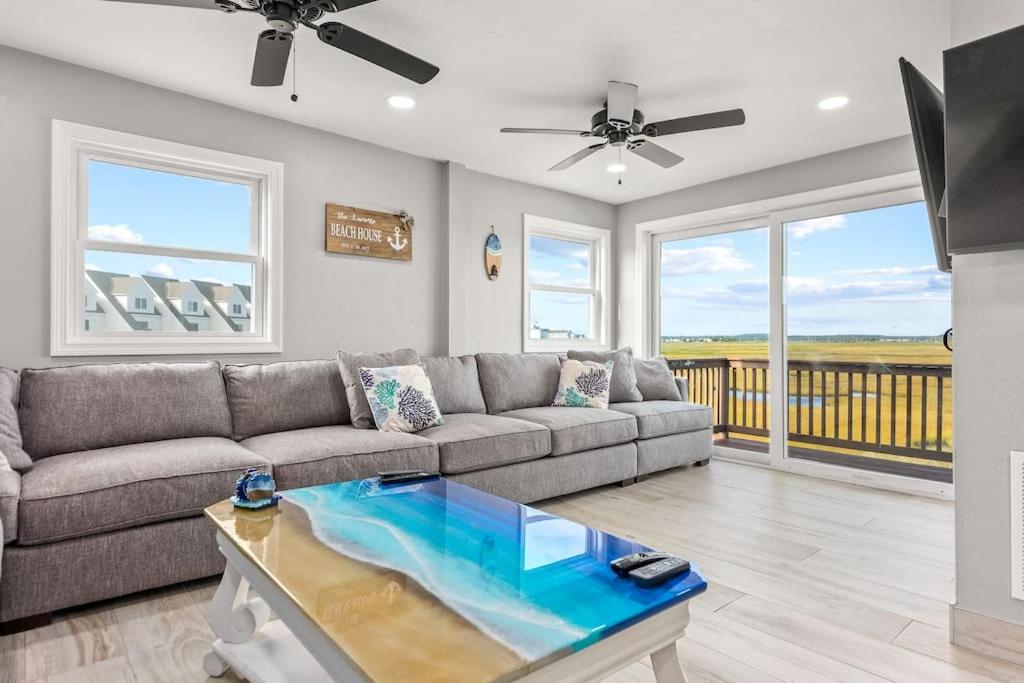 sala de estar con sofá y mesa en Oceanside Luxury Home Hampton Beach, en Hampton