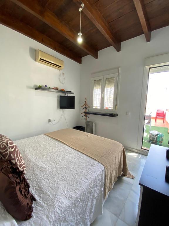 セビリアにあるSweet Trianaのベッドルーム1室(ベッド1台、大きな窓付)