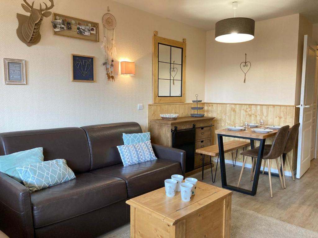ein Wohnzimmer mit Sofa und Tisch in der Unterkunft Confortable 2 pièces aux pieds des pistes, quartier Falaise, Avoriaz - FR-1-634-66 in La Côte dʼArbroz
