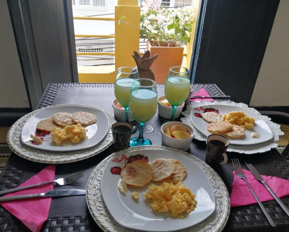里奧阿查的住宿－Hostal 1545，一张桌子,上面放着两盘食物和橙汁